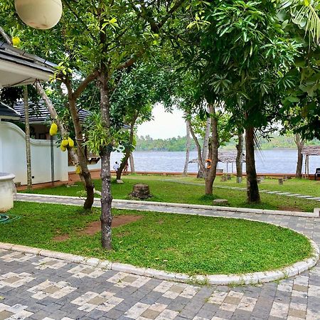 Waterfront By Palmyra Apartment Kollam Bagian luar foto