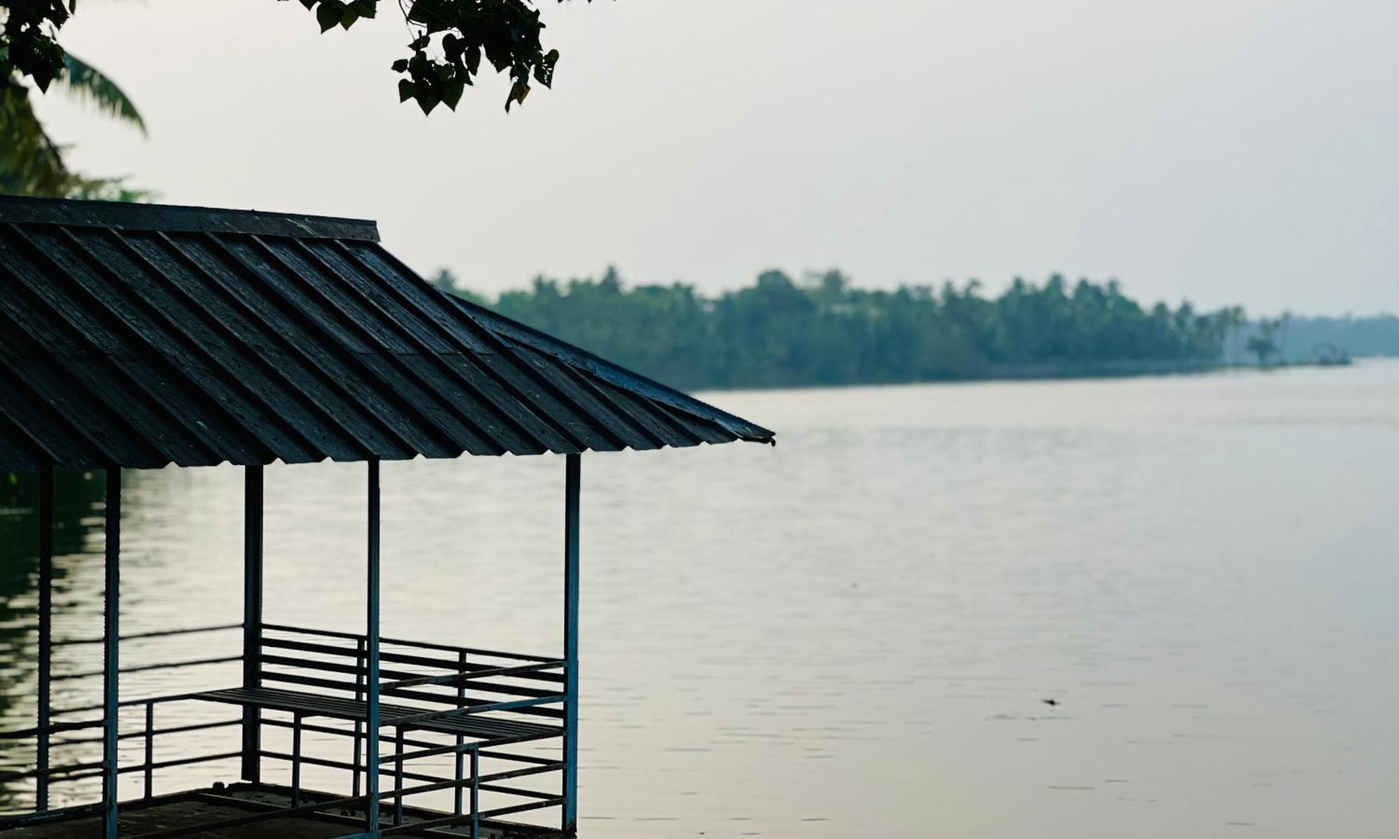 Waterfront By Palmyra Apartment Kollam Bagian luar foto