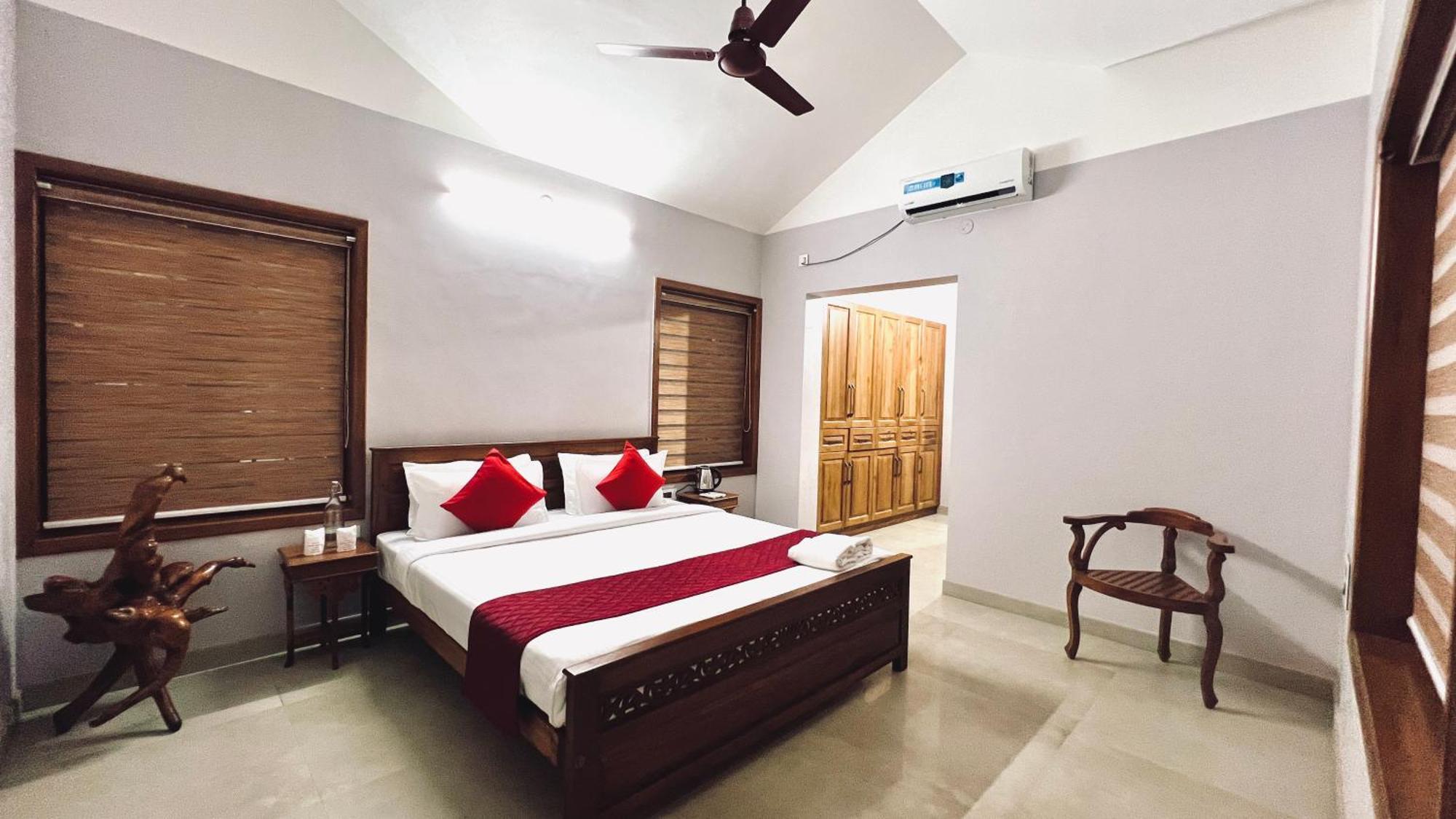 Waterfront By Palmyra Apartment Kollam Bagian luar foto