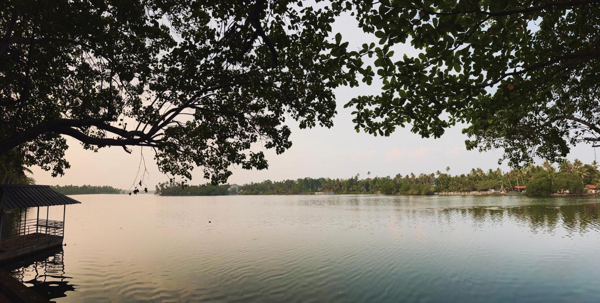 Waterfront By Palmyra Apartment Kollam Bagian luar foto