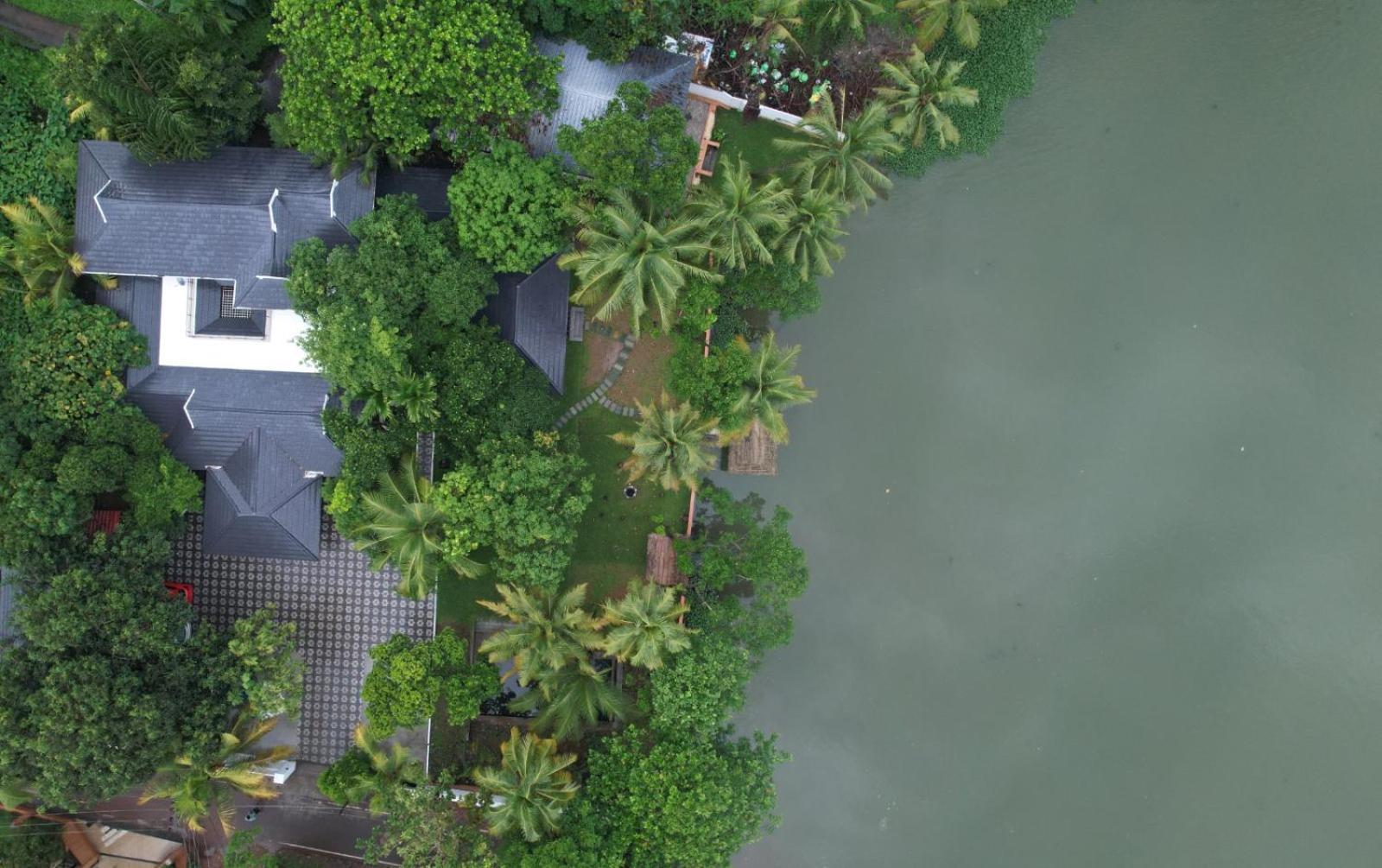 Waterfront By Palmyra Apartment Kollam Bagian luar foto