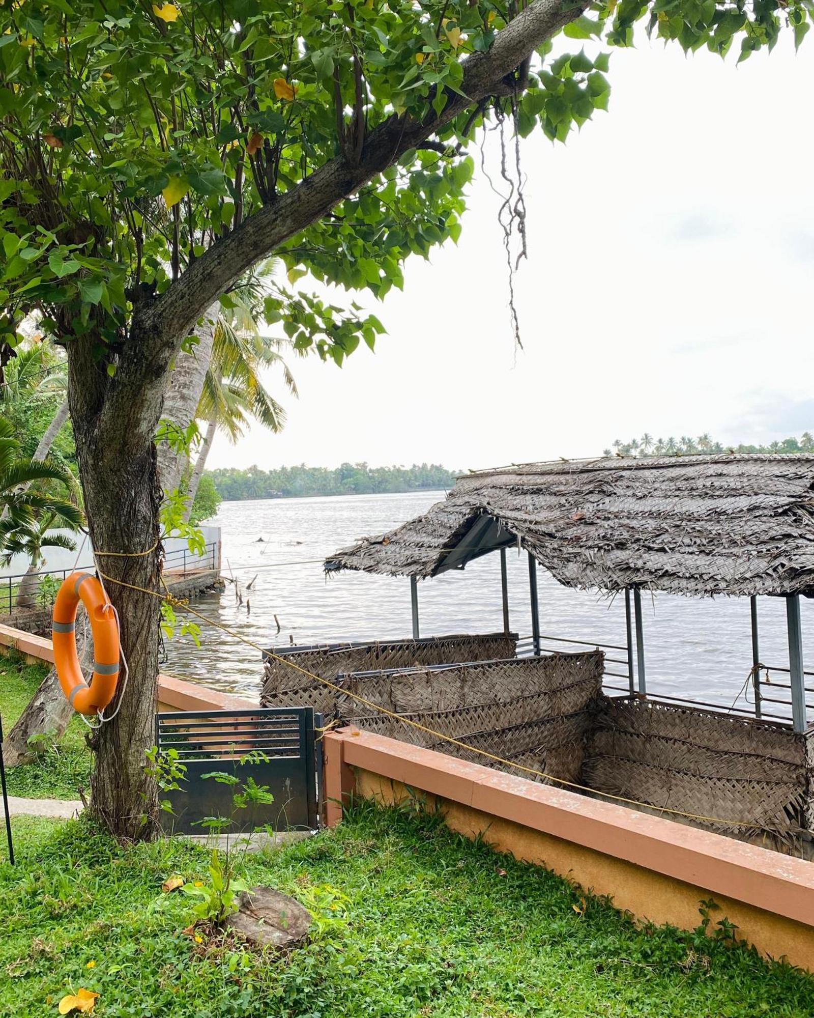 Waterfront By Palmyra Apartment Kollam Bagian luar foto