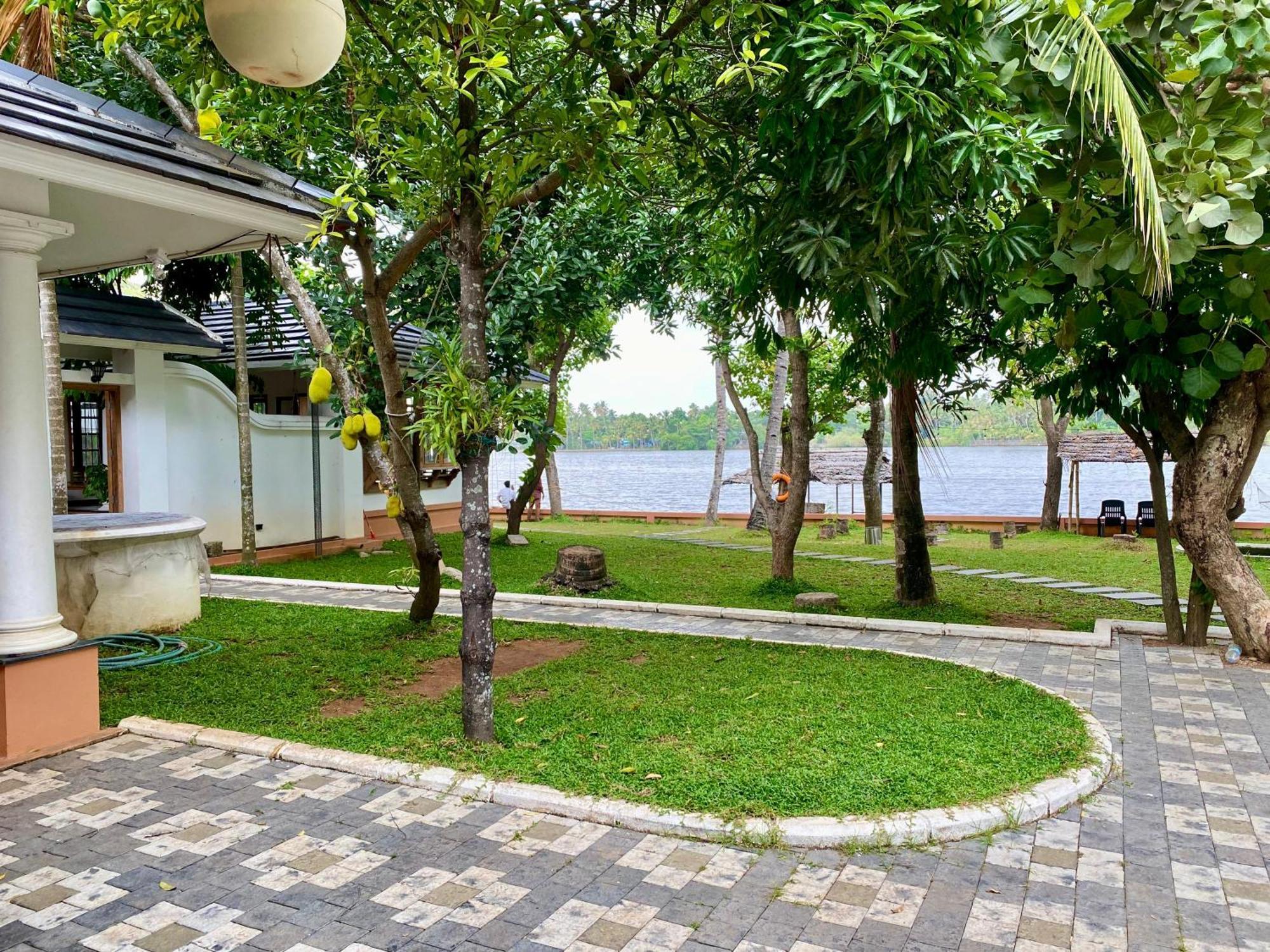 Waterfront By Palmyra Apartment Kollam Bagian luar foto
