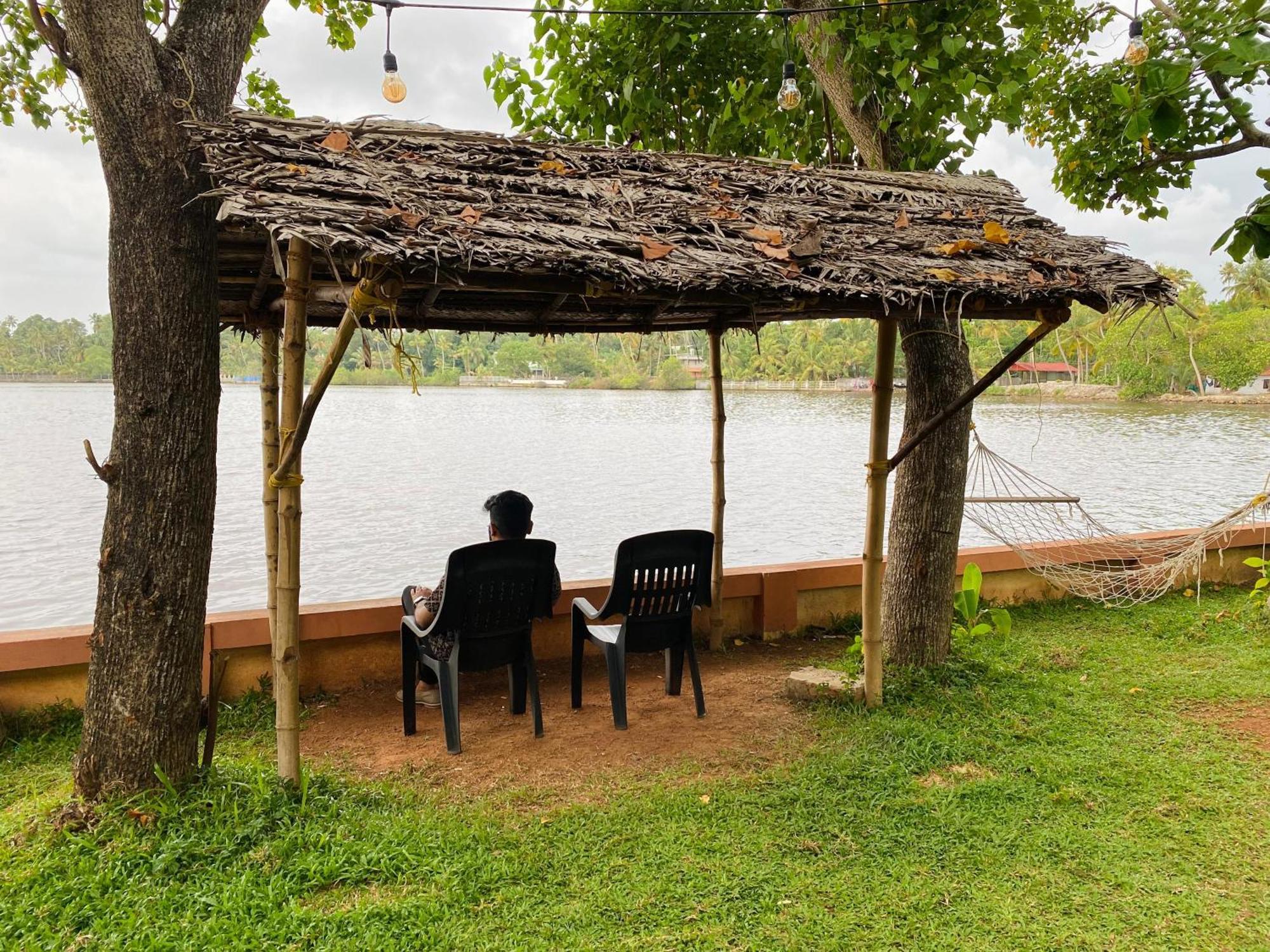 Waterfront By Palmyra Apartment Kollam Bagian luar foto
